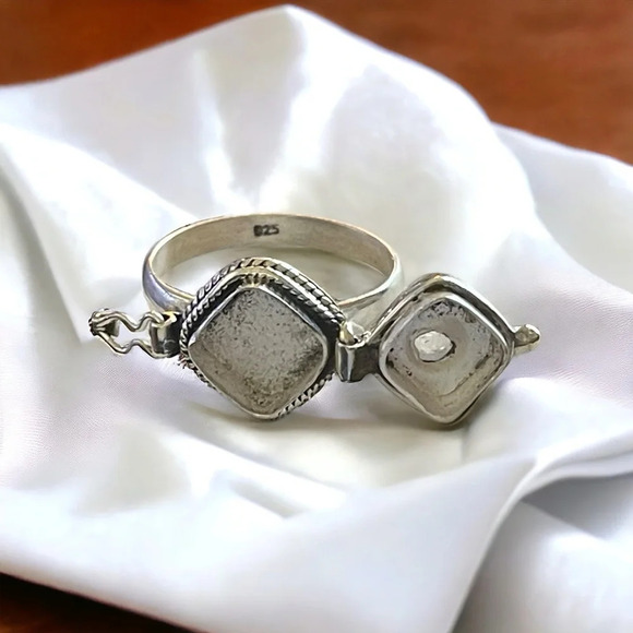 Labradorite Poison Sterling Silver Ring (8.5) - Picture 12 of 13